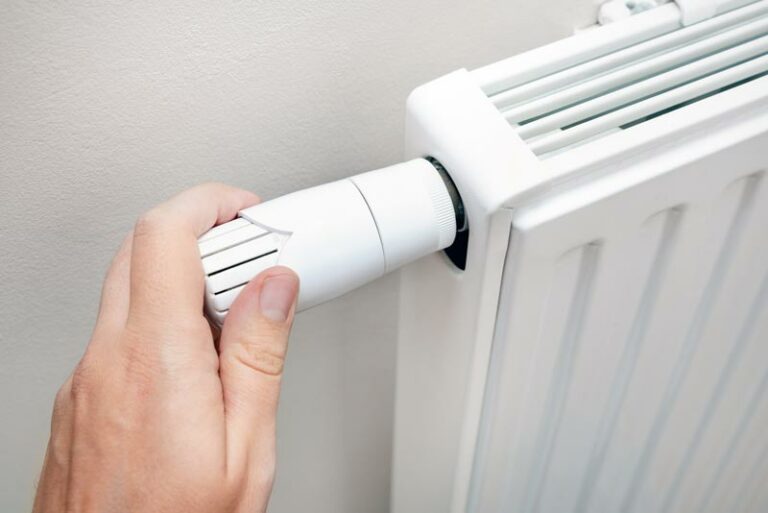 Comprendre les ponts thermiques : un enjeu crucial pour les propriétaires de cheminées et poêles.